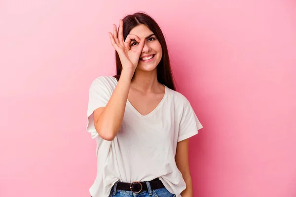 Jonge Kaukasische Vrouw Geïsoleerd Roze Achtergrond Opgewonden Houden Gebaar Oog — Stockfoto