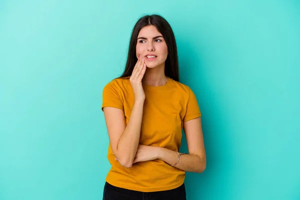 Jeune Femme Caucasienne Isolée Sur Fond Bleu Ayant Une Forte — Photo