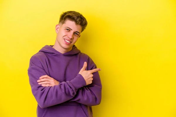 Jovem Caucasiano Isolado Fundo Amarelo Sorrindo Alegremente Apontando Com Dedo — Fotografia de Stock