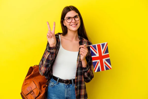 Jovem Estudando Inglês Isolado Fundo Rosa Alegre Despreocupado Mostrando Símbolo — Fotografia de Stock