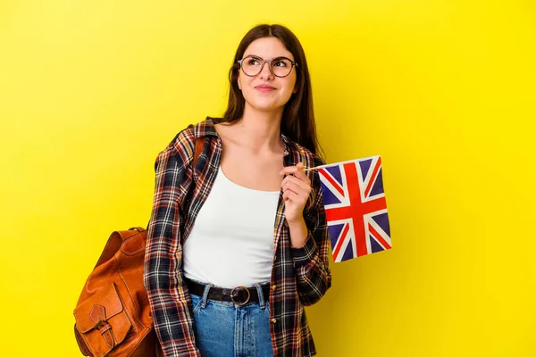 Mladá Žena Studuje Angličtinu Izolované Růžovém Pozadí Snění Dosažení Cílů — Stock fotografie