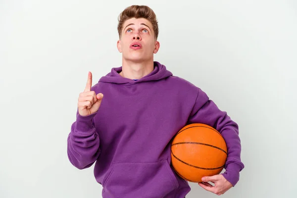 Молодий Білий Чоловік Грає Баскетбол Ізольований Фон Спрямований Вгору Відкритим — стокове фото