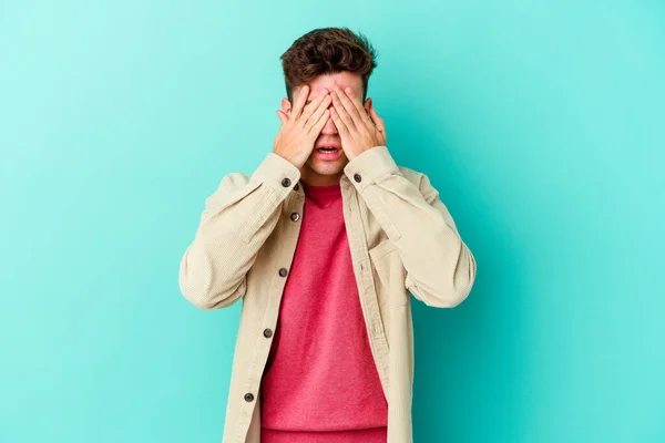 Young Caucasian Man Isolated Blue Background Afraid Covering Eyes Hands — Stock Photo, Image