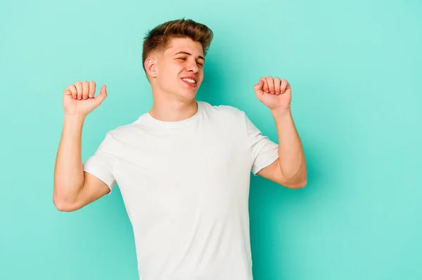 Joven Hombre Caucásico Aislado Sobre Fondo Azul Celebrando Día Especial —  Fotos de Stock