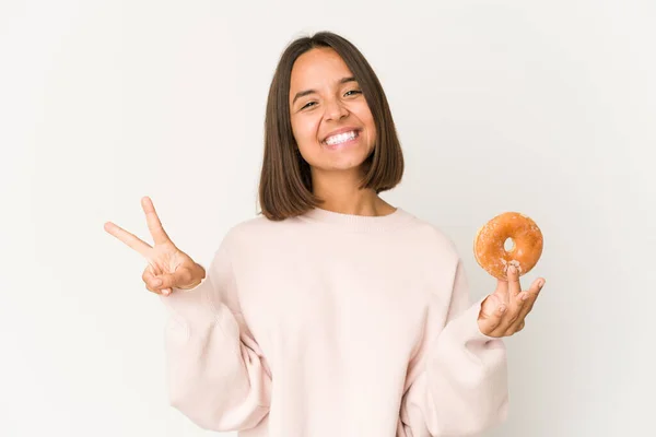 Joven Mujer Hispana Comiendo Donut Mostrando Número Dos Con Los —  Fotos de Stock