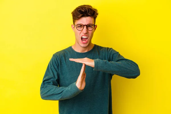 Νεαρός Καυκάσιος Άνδρας Απομονωμένος Κίτρινο Φόντο Που Δείχνει Μια Χειρονομία — Φωτογραφία Αρχείου