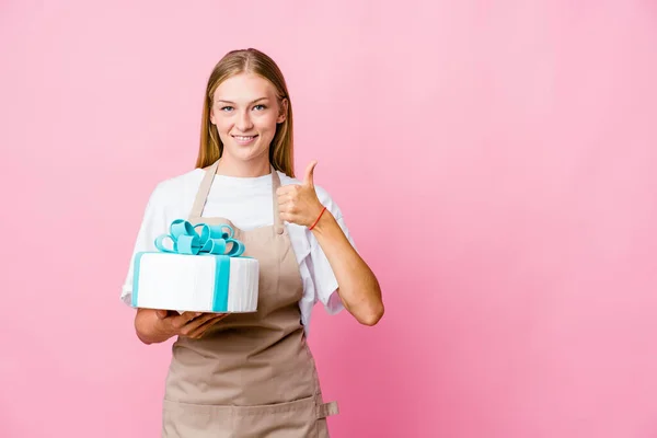 Junge Russische Bäckerin Hält Einen Leckeren Kuchen Lächelnd Der Hand — Stockfoto