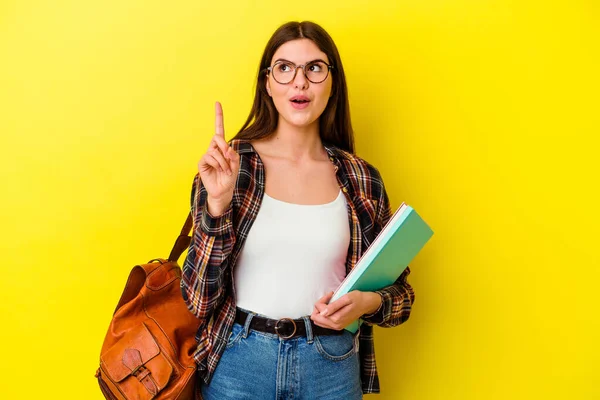 Jovem Estudante Mulher Isolada Fundo Amarelo Apontando Cabeça Com Boca — Fotografia de Stock