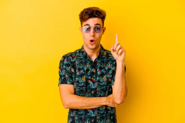 Молодий Чоловік Одягнений Гавайську Сорочку Ізольований Жовтому Фоні Має Чудову — стокове фото