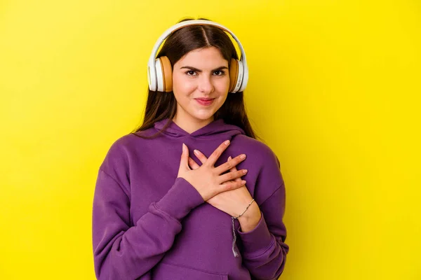 Νεαρή Καυκάσια Γυναίκα Ακούγοντας Μουσική Ακουστικά Απομονωμένα Ροζ Φόντο Έχει — Φωτογραφία Αρχείου