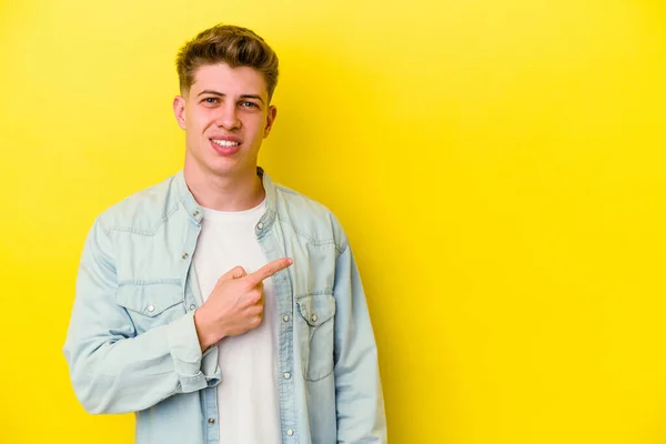 Jonge Blanke Man Geïsoleerd Gele Achtergrond Lachend Terzijde Wijzend Iets — Stockfoto