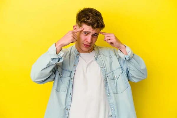 Jovem Caucasiano Isolado Fundo Amarelo Focado Uma Tarefa Mantendo Dedos — Fotografia de Stock