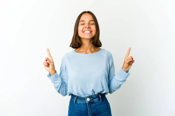 Junge Mischlingshündin Zeigt Mit Beiden Vorderfingern Nach Oben Und Zeigt — Stockfoto