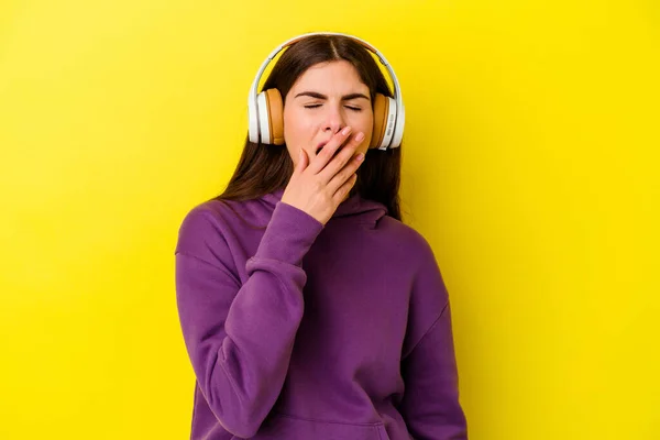 Młoda Biała Kobieta Słuchająca Muzyki Słuchawkami Odizolowanymi Różowym Tle Ziewanie — Zdjęcie stockowe