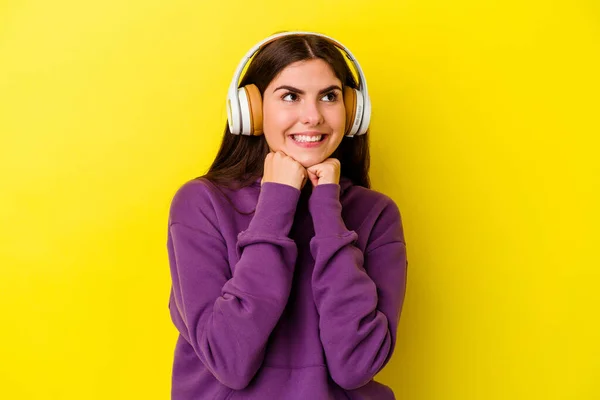 Mulher Caucasiana Jovem Ouvindo Música Com Fones Ouvido Isolados Fundo — Fotografia de Stock