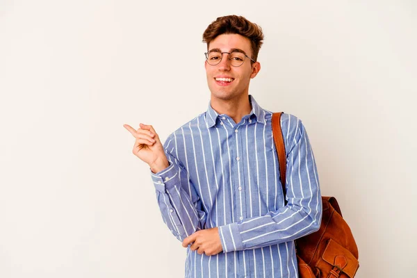 Jovem Estudante Homem Isolado Fundo Branco Sorrindo Alegremente Apontando Com — Fotografia de Stock