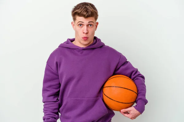 Молодой Кавказский Человек Играет Баскетбол Обособленном Фоне Пожимает Плечами Открытые — стоковое фото