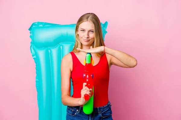 Ung Rysk Kvinna Leker Med Vattenpistol Med Luftmadrass Visar Timeout — Stockfoto