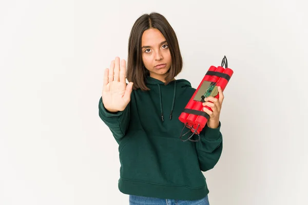 Ung Latinamerikansk Kvinna Håller Dynamit Stående Med Utsträckt Hand Visar — Stockfoto