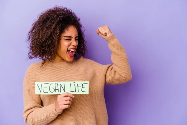 Ung Afroamerikansk Kvinna Håller Vegansk Liv Plakat Isolerad Höja Näve — Stockfoto