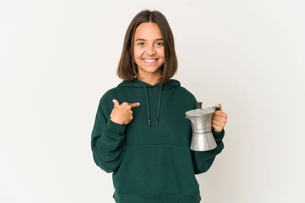 Mujer Hispana Joven Sosteniendo Una Persona Cafetera Señalando Mano Espacio —  Fotos de Stock