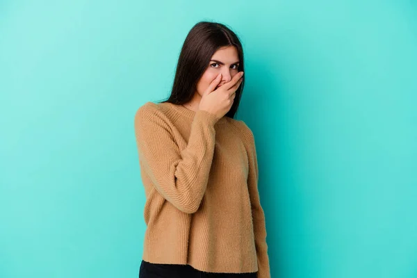 Joven Mujer Caucásica Aislada Sobre Fondo Azul Asustada Asustada —  Fotos de Stock