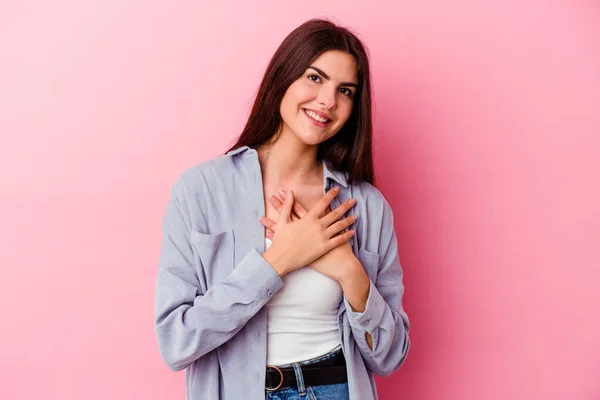 Pembe Arka Planda Soyutlanmış Beyaz Bir Kadın Gülüyor Elini Yüreğine — Stok fotoğraf