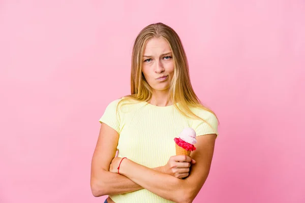 Joven Mujer Rusa Comiendo Helado Aislado Frunciendo Ceño Con Desagrado —  Fotos de Stock