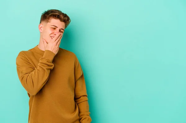 Mladý Běloch Izolovaný Modrém Pozadí Veselý Bezstarostný Přírodní Emoce — Stock fotografie