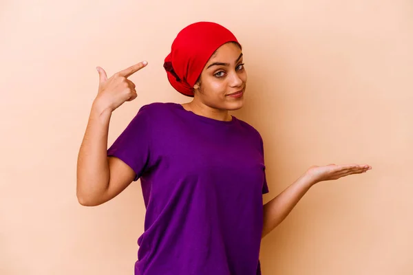 Young African American Woman Isolated Beige Background Holding Showing Product — Stock Photo, Image