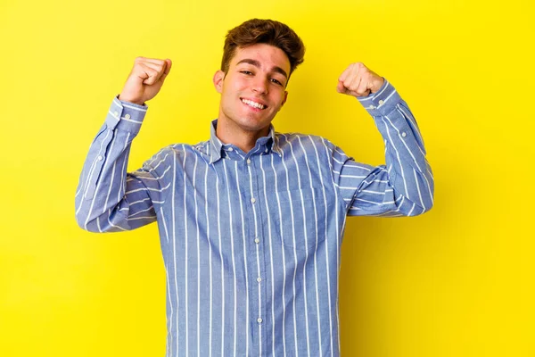 Hombre Caucásico Joven Aislado Sobre Fondo Amarillo Animando Despreocupado Emocionado —  Fotos de Stock