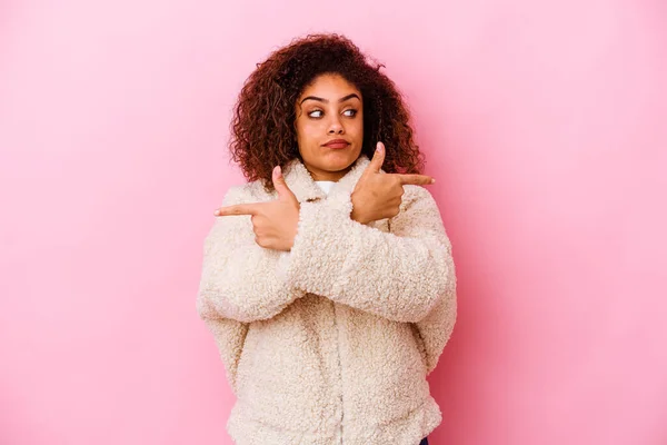 Young African American Woman Isolated Pink Background Points Sideways Trying — Stock Photo, Image