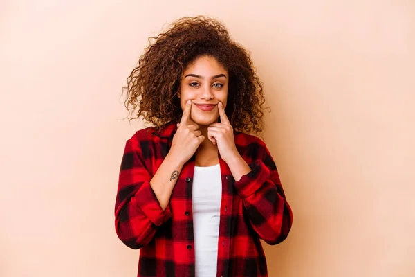 Jovem Afro Americana Isolada Fundo Bege Duvidando Entre Duas Opções — Fotografia de Stock