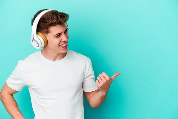 Jonge Blanke Man Die Luistert Naar Muziek Met Koptelefoon Geïsoleerd — Stockfoto