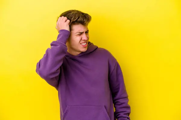 Joven Hombre Caucásico Aislado Sobre Fondo Amarillo Celebrando Una Victoria — Foto de Stock