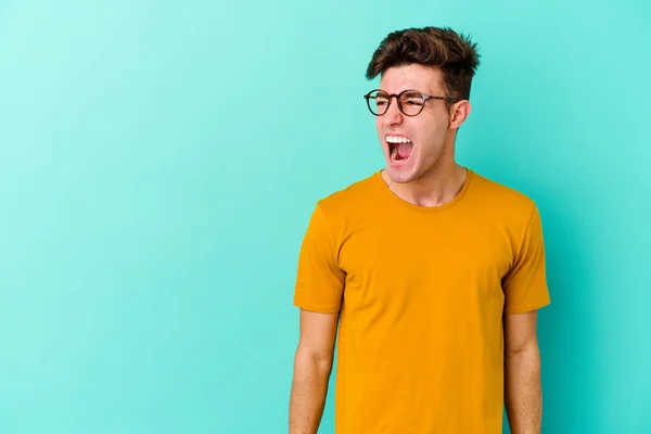 Joven Hombre Caucásico Aislado Sobre Fondo Azul Gritando Muy Enojado — Foto de Stock