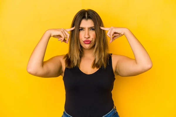 Young Indian Woman Isolated Yellow Background Focused Task Keeping Forefingers — Stock Photo, Image