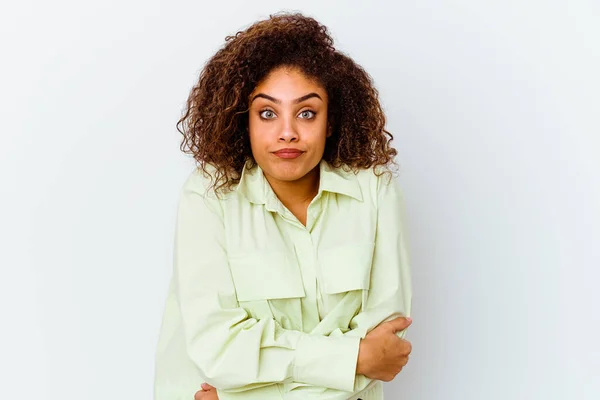 Junge Afroamerikanerin Isoliert Auf Weißem Hintergrund Zuckt Mit Den Schultern — Stockfoto