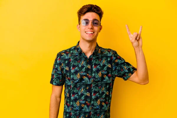 Giovane Uomo Caucasico Indossa Una Camicia Hawaiana Isolato Sfondo Giallo — Foto Stock