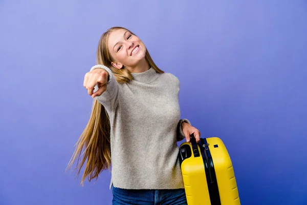 Mladá Ruská Žena Drží Kufr Cestovat Veselé Úsměvy Ukazuje Dopředu — Stock fotografie