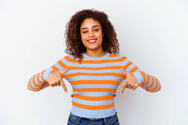 Mujer Afroamericana Joven Aislada Sobre Fondo Blanco Apunta Hacia Abajo —  Fotos de Stock