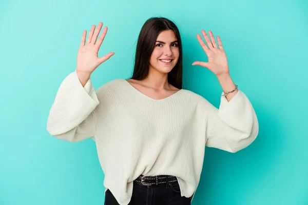 Junge Kaukasische Frau Isoliert Auf Blauem Hintergrund Empfängt Eine Angenehme — Stockfoto