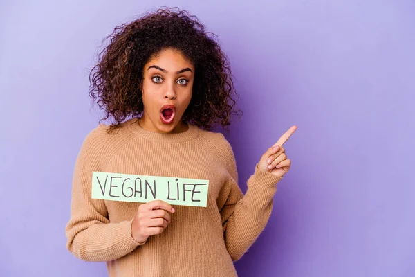 Jonge Afro Amerikaanse Vrouw Met Een Vegan Levensplaatje Geïsoleerd Wijzend — Stockfoto