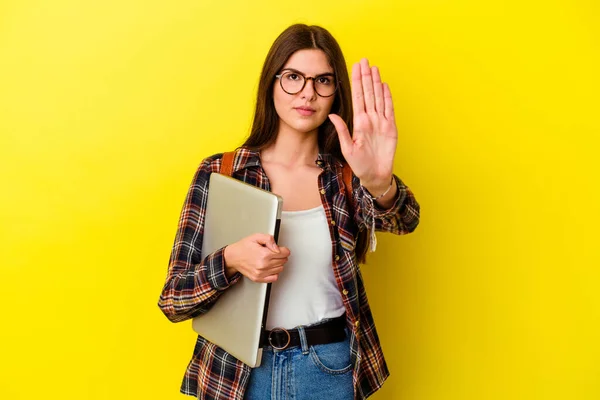 Junge Kaukasische Studentin Hält Einen Laptop Isoliert Auf Rosa Hintergrund — Stockfoto