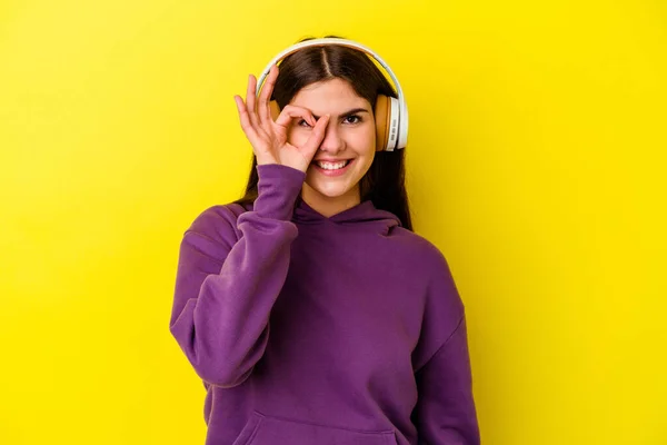 Νεαρή Καυκάσια Γυναίκα Ακούγοντας Μουσική Ακουστικά Απομονωμένα Ροζ Φόντο Ενθουσιασμένοι — Φωτογραφία Αρχείου