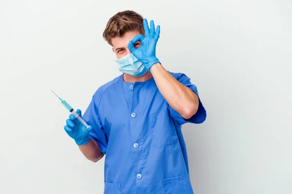 Mladý Běloch Ošetřovatel Muž Připraven Podat Vakcínu Izolované Bílém Pozadí — Stock fotografie
