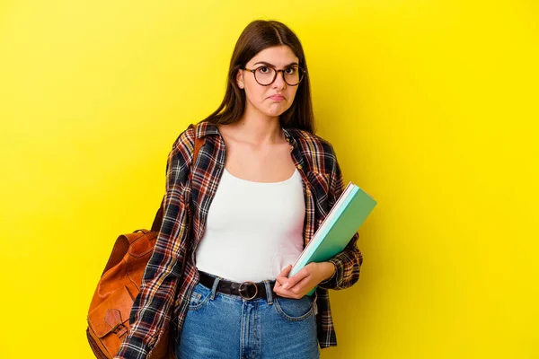 Jovem Estudante Mulher Isolado Fundo Amarelo Encolhe Ombros Olhos Abertos — Fotografia de Stock