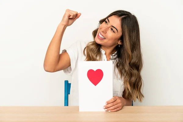 Jonge Blanke Vrouw Met Een Valentijnskaart Geïsoleerde Hef Vuist Een — Stockfoto