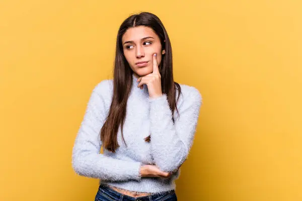 Mujer India Joven Aislada Sobre Fondo Amarillo Contemplando Planificando Una —  Fotos de Stock