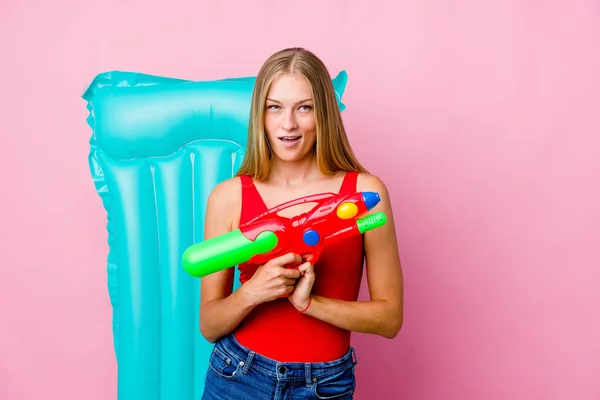 若いロシア人女性と遊んで水銃と空気マットレスを念頭に置いて計画を立て アイデアを設定 — ストック写真